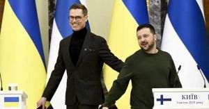 Alexander Stubb (stânga) şi Volodimir Zelenski (dreapta)